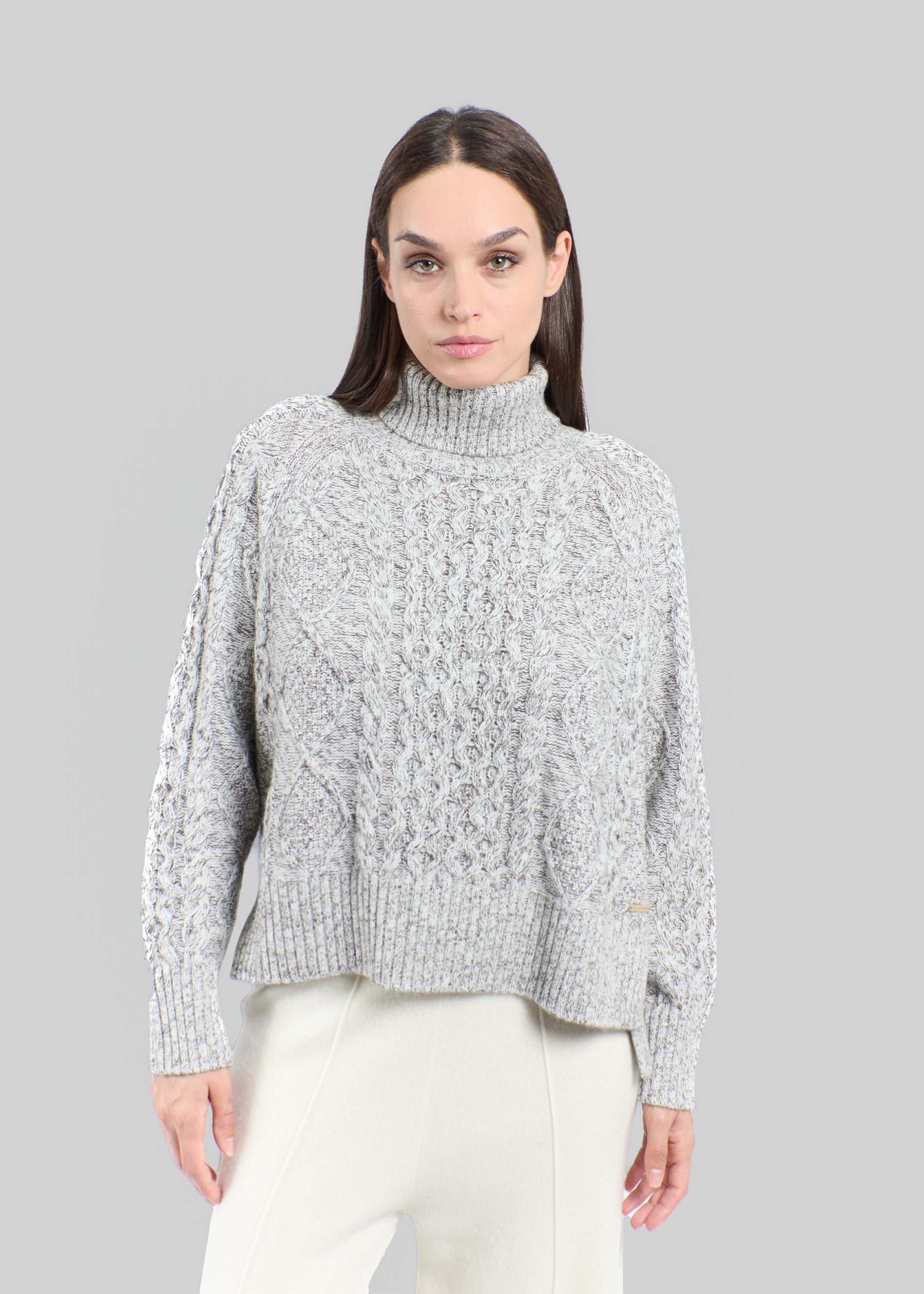 Pullover in puro cashmere con collo alto